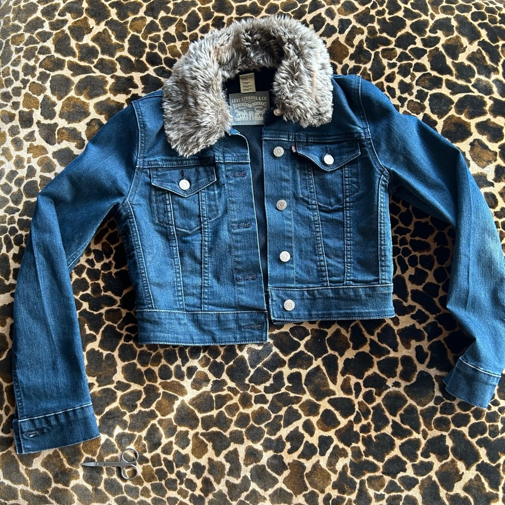 Classic denim Levi’s jacket with detachable faux fur collar!